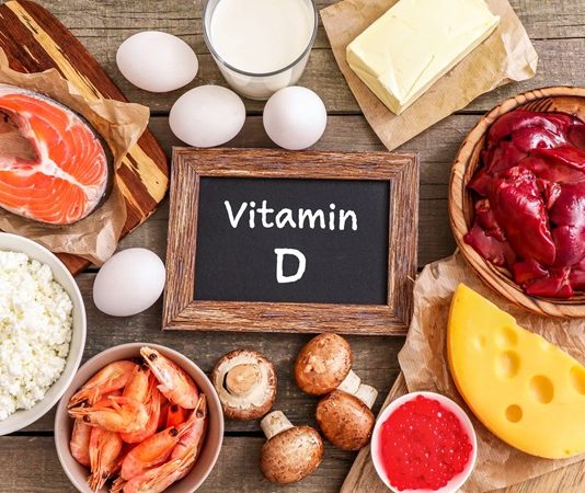 Son yıllarda sağlık bilimlerinde vitaminlerin insan vücudu üzerindeki etkileri daha kapsamlı şekilde incelenmeye devam ediyor. Bu çalışmalar arasında Vitamin D üzerine yapılan araştırmalar özel bir yere sahip bulunuyor. Kemik sağlığından bağışıklık sistemine, genel yaşam kalitesinden metabolik süreçlere kadar birçok alanda etkisi araştırılan Vitamin D desteği, bilim dünyasının dikkatini çekmeye devam ediyor. Konulu bir haber görseli.