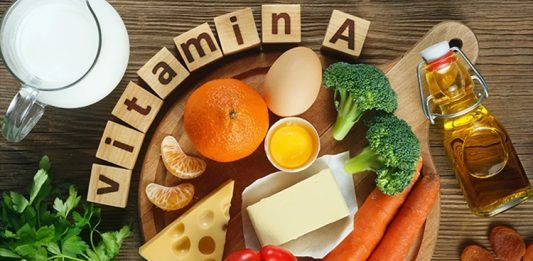 Vitamin A Kaynakları Yeniden Değerlendiriliyor Vücudun sağlıklı şekilde çalışabilmesi için gerekli mikro besinlerden biri olan Vitamin A, özellikle görme fonksiyonları, bağışıklık sistemi, hücrelerin büyümesi ve gelişmesi açısından önemli görevler üstleniyor. Uzun yıllar boyunca daha çok göz sağlığıyla ilişkilendirilen bu vitamin, günümüzde farklı biyolojik işlevleri nedeniyle beslenme araştırmalarının da önemli başlıkları arasında yer alıyor. Konulu bir haber görseli.
