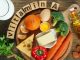 Vitamin A Kaynakları Yeniden Değerlendiriliyor Vücudun sağlıklı şekilde çalışabilmesi için gerekli mikro besinlerden biri olan Vitamin A, özellikle görme fonksiyonları, bağışıklık sistemi, hücrelerin büyümesi ve gelişmesi açısından önemli görevler üstleniyor. Uzun yıllar boyunca daha çok göz sağlığıyla ilişkilendirilen bu vitamin, günümüzde farklı biyolojik işlevleri nedeniyle beslenme araştırmalarının da önemli başlıkları arasında yer alıyor. Konulu bir haber görseli.