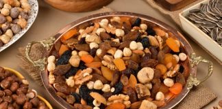 Vitamin Açısından Güçlü Kuruyemiş Karışımları Günlük beslenme düzeninde pratik, kolay taşınabilen ve farklı öğünlerde tüketilebilen besinler arasında kuruyemişler önemli bir yere sahip. Badem, ceviz, fındık, Antep fıstığı, kaju ve kabak çekirdeği gibi ürünler, içerdikleri yağlar, protein, lif, mineraller ve çeşitli vitaminlerle beslenme düzenine katkı sağlayabiliyor. Farklı kuruyemişlerin bir araya getirilmesiyle hazırlanan Vitamin Açısından Güçlü Kuruyemiş Karışımları ise tek bir ürüne bağlı kalmadan çeşitli besin ögelerinden yararlanmak isteyenler için pratik bir alternatif oluşturuyor. Konulu bir haber görseli.