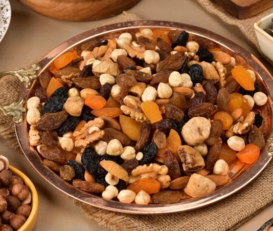 Vitamin Açısından Güçlü Kuruyemiş Karışımları Günlük beslenme düzeninde pratik, kolay taşınabilen ve farklı öğünlerde tüketilebilen besinler arasında kuruyemişler önemli bir yere sahip. Badem, ceviz, fındık, Antep fıstığı, kaju ve kabak çekirdeği gibi ürünler, içerdikleri yağlar, protein, lif, mineraller ve çeşitli vitaminlerle beslenme düzenine katkı sağlayabiliyor. Farklı kuruyemişlerin bir araya getirilmesiyle hazırlanan Vitamin Açısından Güçlü Kuruyemiş Karışımları ise tek bir ürüne bağlı kalmadan çeşitli besin ögelerinden yararlanmak isteyenler için pratik bir alternatif oluşturuyor. Konulu bir haber görseli.