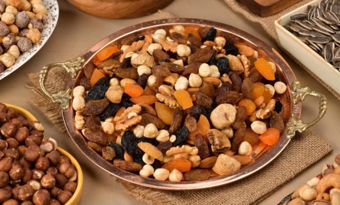 Vitamin Açısından Güçlü Kuruyemiş Karışımları Günlük beslenme düzeninde pratik, kolay taşınabilen ve farklı öğünlerde tüketilebilen besinler arasında kuruyemişler önemli bir yere sahip. Badem, ceviz, fındık, Antep fıstığı, kaju ve kabak çekirdeği gibi ürünler, içerdikleri yağlar, protein, lif, mineraller ve çeşitli vitaminlerle beslenme düzenine katkı sağlayabiliyor. Farklı kuruyemişlerin bir araya getirilmesiyle hazırlanan Vitamin Açısından Güçlü Kuruyemiş Karışımları ise tek bir ürüne bağlı kalmadan çeşitli besin ögelerinden yararlanmak isteyenler için pratik bir alternatif oluşturuyor. Konulu bir haber görseli.