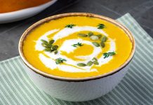 Vitamin Açısından Zengin Çorbalar Mevsim sebzelerinin mutfaklarda daha fazla yer bulmasıyla birlikte çorba tarifleri de farklı içeriklerle çeşitleniyor. Özellikle sebze, baklagil, tahıl ve yeşilliklerin bir arada kullanılabildiği çorbalar, günlük beslenme düzenine farklı besinlerin dahil edilmesi açısından pratik seçenekler arasında bulunuyor. Bu nedenle Vitamin Açısından Zengin Çorbalar, hem geleneksel mutfak kültüründe hem de dengeli beslenmeye yönelik güncel yaklaşımlarda dikkat çekmeye devam ediyor. Konulu bir haber görseli.
