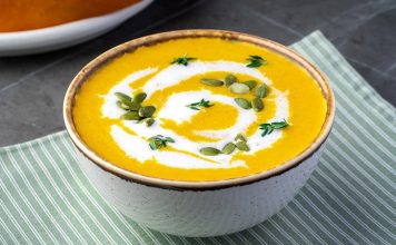 Vitamin Açısından Zengin Çorbalar Mevsim sebzelerinin mutfaklarda daha fazla yer bulmasıyla birlikte çorba tarifleri de farklı içeriklerle çeşitleniyor. Özellikle sebze, baklagil, tahıl ve yeşilliklerin bir arada kullanılabildiği çorbalar, günlük beslenme düzenine farklı besinlerin dahil edilmesi açısından pratik seçenekler arasında bulunuyor. Bu nedenle Vitamin Açısından Zengin Çorbalar, hem geleneksel mutfak kültüründe hem de dengeli beslenmeye yönelik güncel yaklaşımlarda dikkat çekmeye devam ediyor. Konulu bir haber görseli.