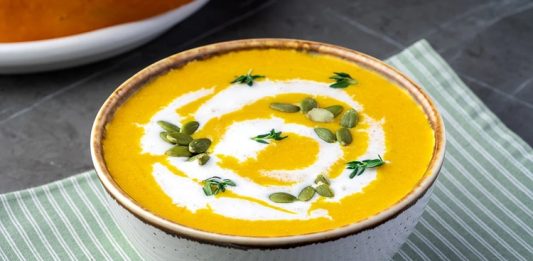 Vitamin Açısından Zengin Çorbalar Mevsim sebzelerinin mutfaklarda daha fazla yer bulmasıyla birlikte çorba tarifleri de farklı içeriklerle çeşitleniyor. Özellikle sebze, baklagil, tahıl ve yeşilliklerin bir arada kullanılabildiği çorbalar, günlük beslenme düzenine farklı besinlerin dahil edilmesi açısından pratik seçenekler arasında bulunuyor. Bu nedenle Vitamin Açısından Zengin Çorbalar, hem geleneksel mutfak kültüründe hem de dengeli beslenmeye yönelik güncel yaklaşımlarda dikkat çekmeye devam ediyor. Konulu bir haber görseli.