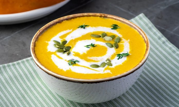 Vitamin Açısından Zengin Çorbalar Mevsim sebzelerinin mutfaklarda daha fazla yer bulmasıyla birlikte çorba tarifleri de farklı içeriklerle çeşitleniyor. Özellikle sebze, baklagil, tahıl ve yeşilliklerin bir arada kullanılabildiği çorbalar, günlük beslenme düzenine farklı besinlerin dahil edilmesi açısından pratik seçenekler arasında bulunuyor. Bu nedenle Vitamin Açısından Zengin Çorbalar, hem geleneksel mutfak kültüründe hem de dengeli beslenmeye yönelik güncel yaklaşımlarda dikkat çekmeye devam ediyor. Konulu bir haber görseli.