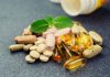 Vitamin Açısından Zengin Meyveler Günlük beslenme düzeninde meyveler, vitamin ve mineral çeşitliliği sağlamak açısından önemli bir yere sahip. Farklı renk, aroma ve besin içeriğine sahip meyveler, mevsimine göre sofralarda yer alırken özellikle dengeli beslenmeye dikkat edenlerin menülerinde daha fazla görülüyor. Portakaldan kiviyi, çilekten yaban mersinine kadar çok sayıda meyve, içeriğindeki çeşitli vitaminler ve diğer besin öğeleriyle günlük beslenmeye katkı sağlayabiliyor. Konulu bir haber görseli.