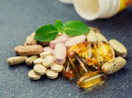 Vitamin Açısından Zengin Meyveler Günlük beslenme düzeninde meyveler, vitamin ve mineral çeşitliliği sağlamak açısından önemli bir yere sahip. Farklı renk, aroma ve besin içeriğine sahip meyveler, mevsimine göre sofralarda yer alırken özellikle dengeli beslenmeye dikkat edenlerin menülerinde daha fazla görülüyor. Portakaldan kiviyi, çilekten yaban mersinine kadar çok sayıda meyve, içeriğindeki çeşitli vitaminler ve diğer besin öğeleriyle günlük beslenmeye katkı sağlayabiliyor. Konulu bir haber görseli.