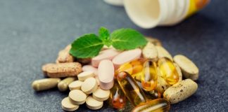 Vitamin Açısından Zengin Meyveler Günlük beslenme düzeninde meyveler, vitamin ve mineral çeşitliliği sağlamak açısından önemli bir yere sahip. Farklı renk, aroma ve besin içeriğine sahip meyveler, mevsimine göre sofralarda yer alırken özellikle dengeli beslenmeye dikkat edenlerin menülerinde daha fazla görülüyor. Portakaldan kiviyi, çilekten yaban mersinine kadar çok sayıda meyve, içeriğindeki çeşitli vitaminler ve diğer besin öğeleriyle günlük beslenmeye katkı sağlayabiliyor. Konulu bir haber görseli.