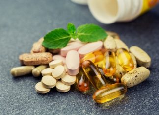 Vitamin Açısından Zengin Meyveler Günlük beslenme düzeninde meyveler, vitamin ve mineral çeşitliliği sağlamak açısından önemli bir yere sahip. Farklı renk, aroma ve besin içeriğine sahip meyveler, mevsimine göre sofralarda yer alırken özellikle dengeli beslenmeye dikkat edenlerin menülerinde daha fazla görülüyor. Portakaldan kiviyi, çilekten yaban mersinine kadar çok sayıda meyve, içeriğindeki çeşitli vitaminler ve diğer besin öğeleriyle günlük beslenmeye katkı sağlayabiliyor. Konulu bir haber görseli.