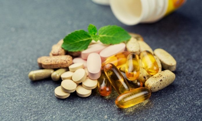 Vitamin Açısından Zengin Meyveler Günlük beslenme düzeninde meyveler, vitamin ve mineral çeşitliliği sağlamak açısından önemli bir yere sahip. Farklı renk, aroma ve besin içeriğine sahip meyveler, mevsimine göre sofralarda yer alırken özellikle dengeli beslenmeye dikkat edenlerin menülerinde daha fazla görülüyor. Portakaldan kiviyi, çilekten yaban mersinine kadar çok sayıda meyve, içeriğindeki çeşitli vitaminler ve diğer besin öğeleriyle günlük beslenmeye katkı sağlayabiliyor. Konulu bir haber görseli.