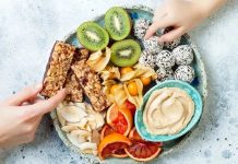 Günlük beslenmede vitamin ihtiyacını karşılamanın en önemli yollarından biri, farklı besin gruplarını sofralarda düzenli olarak bulundurmak. Sebzeler, meyveler, süt ürünleri, yumurta, balık, baklagiller, tam tahıllar ve kuruyemişler farklı vitamin ve mineral içerikleriyle beslenme düzenine katkı sağlayabiliyor. Bu nedenle yalnızca tek bir besine yönelmek yerine çeşitli malzemelerle hazırlanan tariflere ağırlık vermek önem taşıyor. Konulu bir haber görseli.