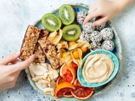 Vitamin Alımını Artıran Tarifler Günlük beslenmede vitamin ihtiyacını karşılamanın en önemli yollarından biri, farklı besin gruplarını sofralarda düzenli olarak bulundurmak. Sebzeler, meyveler, süt ürünleri, yumurta, balık, baklagiller, tam tahıllar ve kuruyemişler farklı vitamin ve mineral içerikleriyle beslenme düzenine katkı sağlayabiliyor. Bu nedenle yalnızca tek bir besine yönelmek yerine çeşitli malzemelerle hazırlanan tariflere ağırlık vermek önem taşıyor. Konulu bir haber görseli.