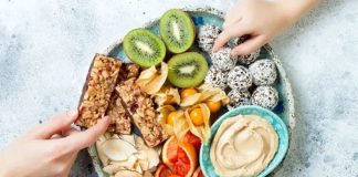 Günlük beslenmede vitamin ihtiyacını karşılamanın en önemli yollarından biri, farklı besin gruplarını sofralarda düzenli olarak bulundurmak. Sebzeler, meyveler, süt ürünleri, yumurta, balık, baklagiller, tam tahıllar ve kuruyemişler farklı vitamin ve mineral içerikleriyle beslenme düzenine katkı sağlayabiliyor. Bu nedenle yalnızca tek bir besine yönelmek yerine çeşitli malzemelerle hazırlanan tariflere ağırlık vermek önem taşıyor. Konulu bir haber görseli.