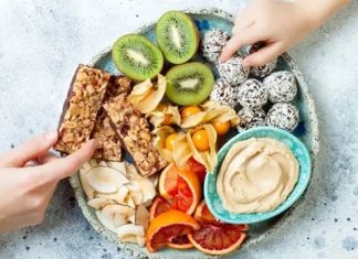 Günlük beslenmede vitamin ihtiyacını karşılamanın en önemli yollarından biri, farklı besin gruplarını sofralarda düzenli olarak bulundurmak. Sebzeler, meyveler, süt ürünleri, yumurta, balık, baklagiller, tam tahıllar ve kuruyemişler farklı vitamin ve mineral içerikleriyle beslenme düzenine katkı sağlayabiliyor. Bu nedenle yalnızca tek bir besine yönelmek yerine çeşitli malzemelerle hazırlanan tariflere ağırlık vermek önem taşıyor. Konulu bir haber görseli.