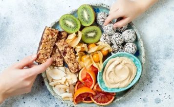 Vitamin Alımını Artıran Tarifler Günlük beslenmede vitamin ihtiyacını karşılamanın en önemli yollarından biri, farklı besin gruplarını sofralarda düzenli olarak bulundurmak. Sebzeler, meyveler, süt ürünleri, yumurta, balık, baklagiller, tam tahıllar ve kuruyemişler farklı vitamin ve mineral içerikleriyle beslenme düzenine katkı sağlayabiliyor. Bu nedenle yalnızca tek bir besine yönelmek yerine çeşitli malzemelerle hazırlanan tariflere ağırlık vermek önem taşıyor. Konulu bir haber görseli.