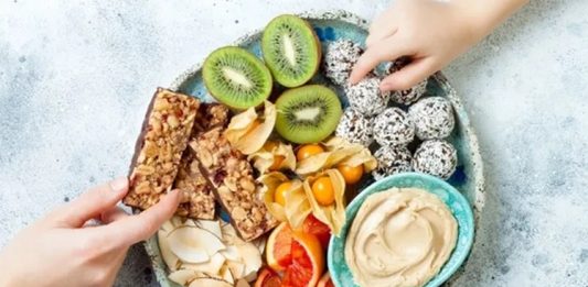 Vitamin Alımını Artıran Tarifler Günlük beslenmede vitamin ihtiyacını karşılamanın en önemli yollarından biri, farklı besin gruplarını sofralarda düzenli olarak bulundurmak. Sebzeler, meyveler, süt ürünleri, yumurta, balık, baklagiller, tam tahıllar ve kuruyemişler farklı vitamin ve mineral içerikleriyle beslenme düzenine katkı sağlayabiliyor. Bu nedenle yalnızca tek bir besine yönelmek yerine çeşitli malzemelerle hazırlanan tariflere ağırlık vermek önem taşıyor. Konulu bir haber görseli.