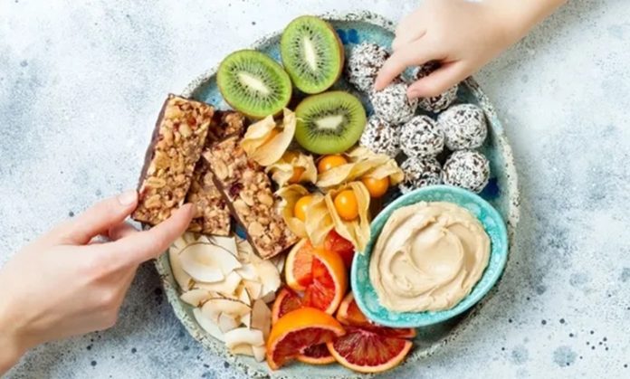 Günlük beslenmede vitamin ihtiyacını karşılamanın en önemli yollarından biri, farklı besin gruplarını sofralarda düzenli olarak bulundurmak. Sebzeler, meyveler, süt ürünleri, yumurta, balık, baklagiller, tam tahıllar ve kuruyemişler farklı vitamin ve mineral içerikleriyle beslenme düzenine katkı sağlayabiliyor. Bu nedenle yalnızca tek bir besine yönelmek yerine çeşitli malzemelerle hazırlanan tariflere ağırlık vermek önem taşıyor. Konulu bir haber görseli.