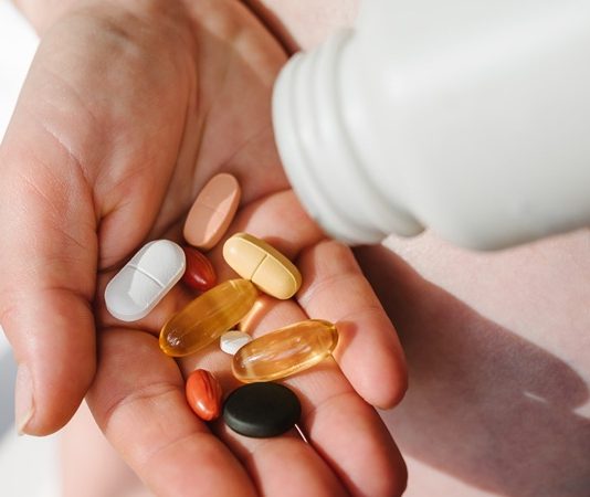 Vitamin Analizlerinde Yeni Teknolojiler Sağlık ve beslenme alanında teknolojik gelişmeler hız kazanırken, vücuttaki vitamin düzeylerinin değerlendirilmesine yönelik analiz yöntemleri de değişiyor. Laboratuvar teknolojilerindeki ilerlemeler, daha hassas ölçüm yapılmasına ve farklı vitamin değerlerinin daha ayrıntılı şekilde incelenmesine olanak sağlayabiliyor. Bu gelişmeler, özellikle Vitamin Analizleri alanında daha hızlı ve güvenilir sonuçlara ulaşılması konusunda yeni fırsatlar oluşturuyor. Konulu bir haber görseli.