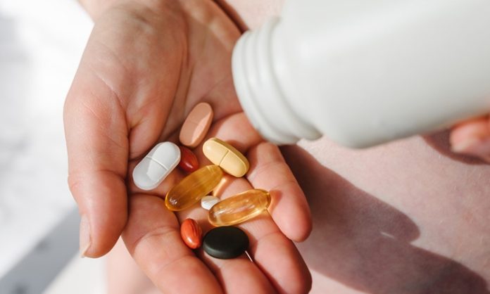 Vitamin Analizlerinde Yeni Teknolojiler Sağlık ve beslenme alanında teknolojik gelişmeler hız kazanırken, vücuttaki vitamin düzeylerinin değerlendirilmesine yönelik analiz yöntemleri de değişiyor. Laboratuvar teknolojilerindeki ilerlemeler, daha hassas ölçüm yapılmasına ve farklı vitamin değerlerinin daha ayrıntılı şekilde incelenmesine olanak sağlayabiliyor. Bu gelişmeler, özellikle Vitamin Analizleri alanında daha hızlı ve güvenilir sonuçlara ulaşılması konusunda yeni fırsatlar oluşturuyor. Konulu bir haber görseli.