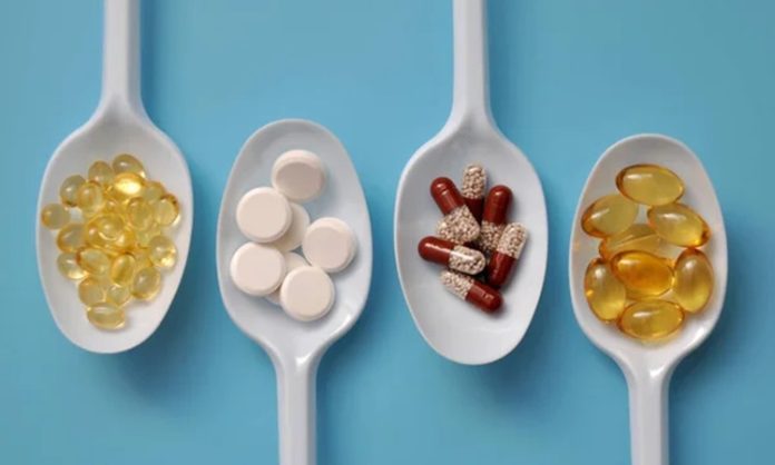 Vitamin Araştırmalarında Genetik Yaklaşımlar Vitaminler üzerine yürütülen bilimsel çalışmalar, son yıllarda yalnızca beslenme alışkanlıkları ve vitamin eksiklikleri üzerinden değil, genetik farklılıklar açısından da değerlendirilmeye başladı. Araştırmacılar, aynı miktarda vitamini tüketen kişilerin vücutlarında neden farklı sonuçlar ortaya çıkabildiğini anlamak için genler, metabolik süreçler ve vitaminlerin emilimi arasındaki ilişkileri daha ayrıntılı biçimde inceliyor. Konulu bir haber görseli.