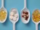 Vitamin Araştırmalarında Genetik Yaklaşımlar Vitaminler üzerine yürütülen bilimsel çalışmalar, son yıllarda yalnızca beslenme alışkanlıkları ve vitamin eksiklikleri üzerinden değil, genetik farklılıklar açısından da değerlendirilmeye başladı. Araştırmacılar, aynı miktarda vitamini tüketen kişilerin vücutlarında neden farklı sonuçlar ortaya çıkabildiğini anlamak için genler, metabolik süreçler ve vitaminlerin emilimi arasındaki ilişkileri daha ayrıntılı biçimde inceliyor. Konulu bir haber görseli.