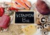 Vitamin B12 Eksikliğinin Güncel Belirtileri Vücudun sağlıklı şekilde çalışabilmesi için gerekli mikro besinlerden biri olan Vitamin B12, özellikle kan hücrelerinin oluşumu, DNA sentezi ve sinir sisteminin normal işleyişi açısından önemli görevler üstleniyor. Vücutta uzun süre depolanabilen B12 vitamininin eksikliği ise bazı kişilerde yavaş ve fark edilmesi güç belirtilerle ortaya çıkabiliyor. Güncel sağlık araştırmaları ve klinik kaynaklar, Vitamin B12 eksikliği belirtileri arasında yalnızca halsizlik ve yorgunluğun değil, sinir sistemiyle bağlantılı çeşitli değişikliklerin de bulunduğuna dikkat çekiyor. Konulu bir haber görseli.