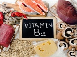Vitamin B12 Eksikliğinin Güncel Belirtileri Vücudun sağlıklı şekilde çalışabilmesi için gerekli mikro besinlerden biri olan Vitamin B12, özellikle kan hücrelerinin oluşumu, DNA sentezi ve sinir sisteminin normal işleyişi açısından önemli görevler üstleniyor. Vücutta uzun süre depolanabilen B12 vitamininin eksikliği ise bazı kişilerde yavaş ve fark edilmesi güç belirtilerle ortaya çıkabiliyor. Güncel sağlık araştırmaları ve klinik kaynaklar, Vitamin B12 eksikliği belirtileri arasında yalnızca halsizlik ve yorgunluğun değil, sinir sistemiyle bağlantılı çeşitli değişikliklerin de bulunduğuna dikkat çekiyor. Konulu bir haber görseli.