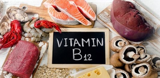 Vitamin B12 Eksikliğinin Güncel Belirtileri Vücudun sağlıklı şekilde çalışabilmesi için gerekli mikro besinlerden biri olan Vitamin B12, özellikle kan hücrelerinin oluşumu, DNA sentezi ve sinir sisteminin normal işleyişi açısından önemli görevler üstleniyor. Vücutta uzun süre depolanabilen B12 vitamininin eksikliği ise bazı kişilerde yavaş ve fark edilmesi güç belirtilerle ortaya çıkabiliyor. Güncel sağlık araştırmaları ve klinik kaynaklar, Vitamin B12 eksikliği belirtileri arasında yalnızca halsizlik ve yorgunluğun değil, sinir sistemiyle bağlantılı çeşitli değişikliklerin de bulunduğuna dikkat çekiyor. Konulu bir haber görseli.