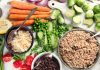 Vitamin Bakımından Zengin Beslenme Trendleri Son yıllarda beslenme alışkanlıklarında önemli değişimler yaşanırken, vitamin ve mineral bakımından zengin gıdaların günlük menülerde daha fazla yer alması dikkat çekiyor. Tüketiciler yalnızca doyurucu değil, aynı zamanda farklı besin öğelerini bir arada sunan yiyeceklere yöneliyor. Özellikle sebze, meyve, tam tahıl, baklagil, kuruyemiş ve fermente ürünlerin farklı tariflerle günlük beslenmeye dahil edilmesi yeni nesil beslenme alışkanlıklarının öne çıkan başlıkları arasında bulunuyor. Konulu bir haber görseli.