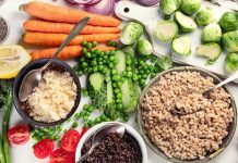 Son yıllarda beslenme alışkanlıklarında önemli değişimler yaşanırken, vitamin ve mineral bakımından zengin gıdaların günlük menülerde daha fazla yer alması dikkat çekiyor. Tüketiciler yalnızca doyurucu değil, aynı zamanda farklı besin öğelerini bir arada sunan yiyeceklere yöneliyor. Özellikle sebze, meyve, tam tahıl, baklagil, kuruyemiş ve fermente ürünlerin farklı tariflerle günlük beslenmeye dahil edilmesi yeni nesil beslenme alışkanlıklarının öne çıkan başlıkları arasında bulunuyor. Konulu bir haber görseli.