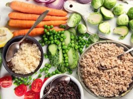Son yıllarda beslenme alışkanlıklarında önemli değişimler yaşanırken, vitamin ve mineral bakımından zengin gıdaların günlük menülerde daha fazla yer alması dikkat çekiyor. Tüketiciler yalnızca doyurucu değil, aynı zamanda farklı besin öğelerini bir arada sunan yiyeceklere yöneliyor. Özellikle sebze, meyve, tam tahıl, baklagil, kuruyemiş ve fermente ürünlerin farklı tariflerle günlük beslenmeye dahil edilmesi yeni nesil beslenme alışkanlıklarının öne çıkan başlıkları arasında bulunuyor. Konulu bir haber görseli.
