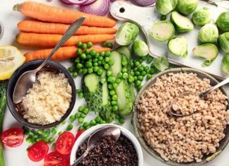 Vitamin Bakımından Zengin Beslenme Trendleri Son yıllarda beslenme alışkanlıklarında önemli değişimler yaşanırken, vitamin ve mineral bakımından zengin gıdaların günlük menülerde daha fazla yer alması dikkat çekiyor. Tüketiciler yalnızca doyurucu değil, aynı zamanda farklı besin öğelerini bir arada sunan yiyeceklere yöneliyor. Özellikle sebze, meyve, tam tahıl, baklagil, kuruyemiş ve fermente ürünlerin farklı tariflerle günlük beslenmeye dahil edilmesi yeni nesil beslenme alışkanlıklarının öne çıkan başlıkları arasında bulunuyor. Konulu bir haber görseli.