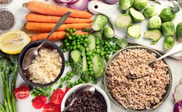 Vitamin Bakımından Zengin Beslenme Trendleri Son yıllarda beslenme alışkanlıklarında önemli değişimler yaşanırken, vitamin ve mineral bakımından zengin gıdaların günlük menülerde daha fazla yer alması dikkat çekiyor. Tüketiciler yalnızca doyurucu değil, aynı zamanda farklı besin öğelerini bir arada sunan yiyeceklere yöneliyor. Özellikle sebze, meyve, tam tahıl, baklagil, kuruyemiş ve fermente ürünlerin farklı tariflerle günlük beslenmeye dahil edilmesi yeni nesil beslenme alışkanlıklarının öne çıkan başlıkları arasında bulunuyor. Konulu bir haber görseli.