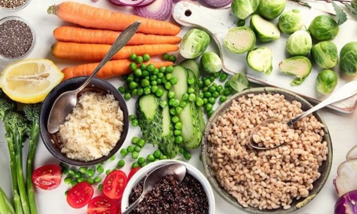 Vitamin Bakımından Zengin Beslenme Trendleri Son yıllarda beslenme alışkanlıklarında önemli değişimler yaşanırken, vitamin ve mineral bakımından zengin gıdaların günlük menülerde daha fazla yer alması dikkat çekiyor. Tüketiciler yalnızca doyurucu değil, aynı zamanda farklı besin öğelerini bir arada sunan yiyeceklere yöneliyor. Özellikle sebze, meyve, tam tahıl, baklagil, kuruyemiş ve fermente ürünlerin farklı tariflerle günlük beslenmeye dahil edilmesi yeni nesil beslenme alışkanlıklarının öne çıkan başlıkları arasında bulunuyor. Konulu bir haber görseli.