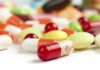 Vitamin bilimi, beslenme ve sağlık alanındaki araştırmaların yanı sıra teknoloji ve biyoteknolojide yaşanan gelişmelerle birlikte yeni bir döneme giriyor. Araştırmacılar vitaminlerin vücutta nasıl kullanıldığını, farklı beslenme koşullarında nasıl etki gösterdiğini ve üretim süreçlerinin nasıl geliştirilebileceğini daha ayrıntılı biçimde incelemeye devam ediyor. Laboratuvar teknolojilerinin gelişmesi, daha hassas ölçümlerin yapılmasına ve çok daha büyük veri kümelerinin değerlendirilmesine imkan sağlıyor. Konulu bir haber görseli.