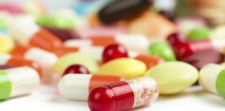 Vitamin Biliminde Geleceği Şekillendiren Yenilikler Vitamin bilimi, beslenme ve sağlık alanındaki araştırmaların yanı sıra teknoloji ve biyoteknolojide yaşanan gelişmelerle birlikte yeni bir döneme giriyor. Araştırmacılar vitaminlerin vücutta nasıl kullanıldığını, farklı beslenme koşullarında nasıl etki gösterdiğini ve üretim süreçlerinin nasıl geliştirilebileceğini daha ayrıntılı biçimde incelemeye devam ediyor. Laboratuvar teknolojilerinin gelişmesi, daha hassas ölçümlerin yapılmasına ve çok daha büyük veri kümelerinin değerlendirilmesine imkan sağlıyor. Konulu bir haber görseli.