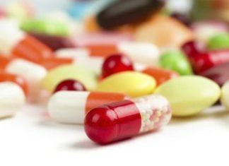 Vitamin Biliminde Geleceği Şekillendiren Yenilikler Vitamin bilimi, beslenme ve sağlık alanındaki araştırmaların yanı sıra teknoloji ve biyoteknolojide yaşanan gelişmelerle birlikte yeni bir döneme giriyor. Araştırmacılar vitaminlerin vücutta nasıl kullanıldığını, farklı beslenme koşullarında nasıl etki gösterdiğini ve üretim süreçlerinin nasıl geliştirilebileceğini daha ayrıntılı biçimde incelemeye devam ediyor. Laboratuvar teknolojilerinin gelişmesi, daha hassas ölçümlerin yapılmasına ve çok daha büyük veri kümelerinin değerlendirilmesine imkan sağlıyor. Konulu bir haber görseli.