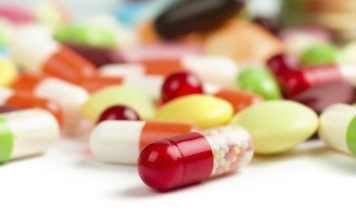 Vitamin Biliminde Geleceği Şekillendiren Yenilikler Vitamin bilimi, beslenme ve sağlık alanındaki araştırmaların yanı sıra teknoloji ve biyoteknolojide yaşanan gelişmelerle birlikte yeni bir döneme giriyor. Araştırmacılar vitaminlerin vücutta nasıl kullanıldığını, farklı beslenme koşullarında nasıl etki gösterdiğini ve üretim süreçlerinin nasıl geliştirilebileceğini daha ayrıntılı biçimde incelemeye devam ediyor. Laboratuvar teknolojilerinin gelişmesi, daha hassas ölçümlerin yapılmasına ve çok daha büyük veri kümelerinin değerlendirilmesine imkan sağlıyor. Konulu bir haber görseli.