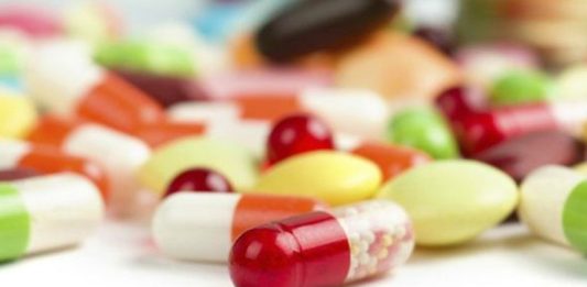 Vitamin bilimi, beslenme ve sağlık alanındaki araştırmaların yanı sıra teknoloji ve biyoteknolojide yaşanan gelişmelerle birlikte yeni bir döneme giriyor. Araştırmacılar vitaminlerin vücutta nasıl kullanıldığını, farklı beslenme koşullarında nasıl etki gösterdiğini ve üretim süreçlerinin nasıl geliştirilebileceğini daha ayrıntılı biçimde incelemeye devam ediyor. Laboratuvar teknolojilerinin gelişmesi, daha hassas ölçümlerin yapılmasına ve çok daha büyük veri kümelerinin değerlendirilmesine imkan sağlıyor. Konulu bir haber görseli.