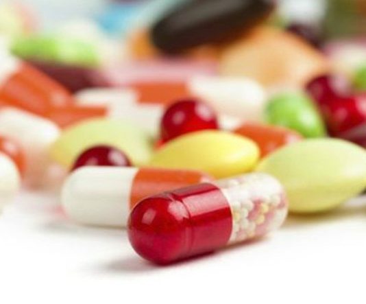 Vitamin bilimi, beslenme ve sağlık alanındaki araştırmaların yanı sıra teknoloji ve biyoteknolojide yaşanan gelişmelerle birlikte yeni bir döneme giriyor. Araştırmacılar vitaminlerin vücutta nasıl kullanıldığını, farklı beslenme koşullarında nasıl etki gösterdiğini ve üretim süreçlerinin nasıl geliştirilebileceğini daha ayrıntılı biçimde incelemeye devam ediyor. Laboratuvar teknolojilerinin gelişmesi, daha hassas ölçümlerin yapılmasına ve çok daha büyük veri kümelerinin değerlendirilmesine imkan sağlıyor. Konulu bir haber görseli.
