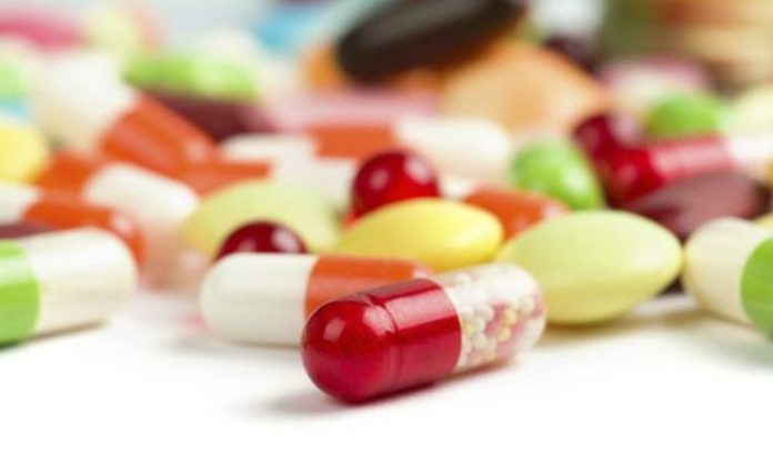 Vitamin Biliminde Geleceği Şekillendiren Yenilikler Vitamin bilimi, beslenme ve sağlık alanındaki araştırmaların yanı sıra teknoloji ve biyoteknolojide yaşanan gelişmelerle birlikte yeni bir döneme giriyor. Araştırmacılar vitaminlerin vücutta nasıl kullanıldığını, farklı beslenme koşullarında nasıl etki gösterdiğini ve üretim süreçlerinin nasıl geliştirilebileceğini daha ayrıntılı biçimde incelemeye devam ediyor. Laboratuvar teknolojilerinin gelişmesi, daha hassas ölçümlerin yapılmasına ve çok daha büyük veri kümelerinin değerlendirilmesine imkan sağlıyor. Konulu bir haber görseli.