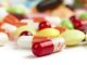 Vitamin Biliminde Geleceği Şekillendiren Yenilikler Vitamin bilimi, beslenme ve sağlık alanındaki araştırmaların yanı sıra teknoloji ve biyoteknolojide yaşanan gelişmelerle birlikte yeni bir döneme giriyor. Araştırmacılar vitaminlerin vücutta nasıl kullanıldığını, farklı beslenme koşullarında nasıl etki gösterdiğini ve üretim süreçlerinin nasıl geliştirilebileceğini daha ayrıntılı biçimde incelemeye devam ediyor. Laboratuvar teknolojilerinin gelişmesi, daha hassas ölçümlerin yapılmasına ve çok daha büyük veri kümelerinin değerlendirilmesine imkan sağlıyor. Konulu bir haber görseli.