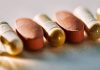 Vitaminler üzerine yürütülen akademik araştırmalar, son yıllarda beslenme biliminden moleküler biyolojiye, biyoteknolojiden halk sağlığı çalışmalarına kadar geniş bir alana yayılıyor. Bilim insanları artık vitaminleri yalnızca eksikliklerin giderilmesi açısından değil, vücuttaki biyolojik süreçlerle olan ilişkileri, emilim mekanizmaları, metabolizma üzerindeki etkileri ve kişiden kişiye değişen ihtiyaçlar açısından da değerlendiriyor. Bu gelişmeler, Vitamin Bilimi alanındaki çalışmaların daha kapsamlı ve ayrıntılı hale gelmesini sağlıyor. Konulu bir haber görseli.