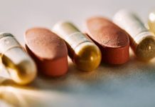 Vitamin Biliminde Son Akademik Gelişmeler Vitaminler üzerine yürütülen akademik araştırmalar, son yıllarda beslenme biliminden moleküler biyolojiye, biyoteknolojiden halk sağlığı çalışmalarına kadar geniş bir alana yayılıyor. Bilim insanları artık vitaminleri yalnızca eksikliklerin giderilmesi açısından değil, vücuttaki biyolojik süreçlerle olan ilişkileri, emilim mekanizmaları, metabolizma üzerindeki etkileri ve kişiden kişiye değişen ihtiyaçlar açısından da değerlendiriyor. Bu gelişmeler, Vitamin Bilimi alanındaki çalışmaların daha kapsamlı ve ayrıntılı hale gelmesini sağlıyor. Konulu bir haber görseli.