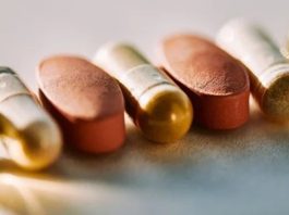 Vitamin Biliminde Son Akademik Gelişmeler Vitaminler üzerine yürütülen akademik araştırmalar, son yıllarda beslenme biliminden moleküler biyolojiye, biyoteknolojiden halk sağlığı çalışmalarına kadar geniş bir alana yayılıyor. Bilim insanları artık vitaminleri yalnızca eksikliklerin giderilmesi açısından değil, vücuttaki biyolojik süreçlerle olan ilişkileri, emilim mekanizmaları, metabolizma üzerindeki etkileri ve kişiden kişiye değişen ihtiyaçlar açısından da değerlendiriyor. Bu gelişmeler, Vitamin Bilimi alanındaki çalışmaların daha kapsamlı ve ayrıntılı hale gelmesini sağlıyor. Konulu bir haber görseli.