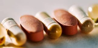 Vitamin Biliminde Son Akademik Gelişmeler Vitaminler üzerine yürütülen akademik araştırmalar, son yıllarda beslenme biliminden moleküler biyolojiye, biyoteknolojiden halk sağlığı çalışmalarına kadar geniş bir alana yayılıyor. Bilim insanları artık vitaminleri yalnızca eksikliklerin giderilmesi açısından değil, vücuttaki biyolojik süreçlerle olan ilişkileri, emilim mekanizmaları, metabolizma üzerindeki etkileri ve kişiden kişiye değişen ihtiyaçlar açısından da değerlendiriyor. Bu gelişmeler, Vitamin Bilimi alanındaki çalışmaların daha kapsamlı ve ayrıntılı hale gelmesini sağlıyor. Konulu bir haber görseli.