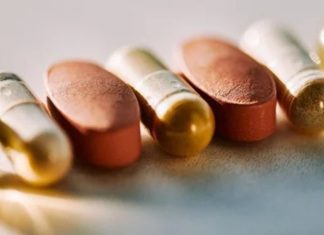 Vitamin Biliminde Son Akademik Gelişmeler Vitaminler üzerine yürütülen akademik araştırmalar, son yıllarda beslenme biliminden moleküler biyolojiye, biyoteknolojiden halk sağlığı çalışmalarına kadar geniş bir alana yayılıyor. Bilim insanları artık vitaminleri yalnızca eksikliklerin giderilmesi açısından değil, vücuttaki biyolojik süreçlerle olan ilişkileri, emilim mekanizmaları, metabolizma üzerindeki etkileri ve kişiden kişiye değişen ihtiyaçlar açısından da değerlendiriyor. Bu gelişmeler, Vitamin Bilimi alanındaki çalışmaların daha kapsamlı ve ayrıntılı hale gelmesini sağlıyor. Konulu bir haber görseli.