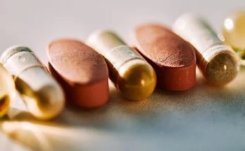 Vitamin Biliminde Son Akademik Gelişmeler Vitaminler üzerine yürütülen akademik araştırmalar, son yıllarda beslenme biliminden moleküler biyolojiye, biyoteknolojiden halk sağlığı çalışmalarına kadar geniş bir alana yayılıyor. Bilim insanları artık vitaminleri yalnızca eksikliklerin giderilmesi açısından değil, vücuttaki biyolojik süreçlerle olan ilişkileri, emilim mekanizmaları, metabolizma üzerindeki etkileri ve kişiden kişiye değişen ihtiyaçlar açısından da değerlendiriyor. Bu gelişmeler, Vitamin Bilimi alanındaki çalışmaların daha kapsamlı ve ayrıntılı hale gelmesini sağlıyor. Konulu bir haber görseli.