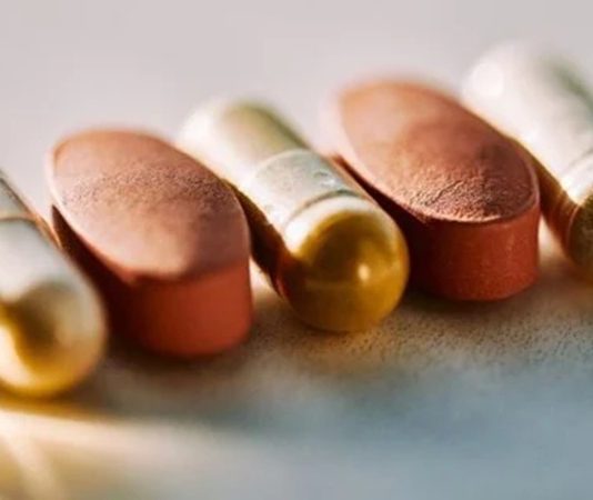 Vitaminler üzerine yürütülen akademik araştırmalar, son yıllarda beslenme biliminden moleküler biyolojiye, biyoteknolojiden halk sağlığı çalışmalarına kadar geniş bir alana yayılıyor. Bilim insanları artık vitaminleri yalnızca eksikliklerin giderilmesi açısından değil, vücuttaki biyolojik süreçlerle olan ilişkileri, emilim mekanizmaları, metabolizma üzerindeki etkileri ve kişiden kişiye değişen ihtiyaçlar açısından da değerlendiriyor. Bu gelişmeler, Vitamin Bilimi alanındaki çalışmaların daha kapsamlı ve ayrıntılı hale gelmesini sağlıyor. Konulu bir haber görseli.